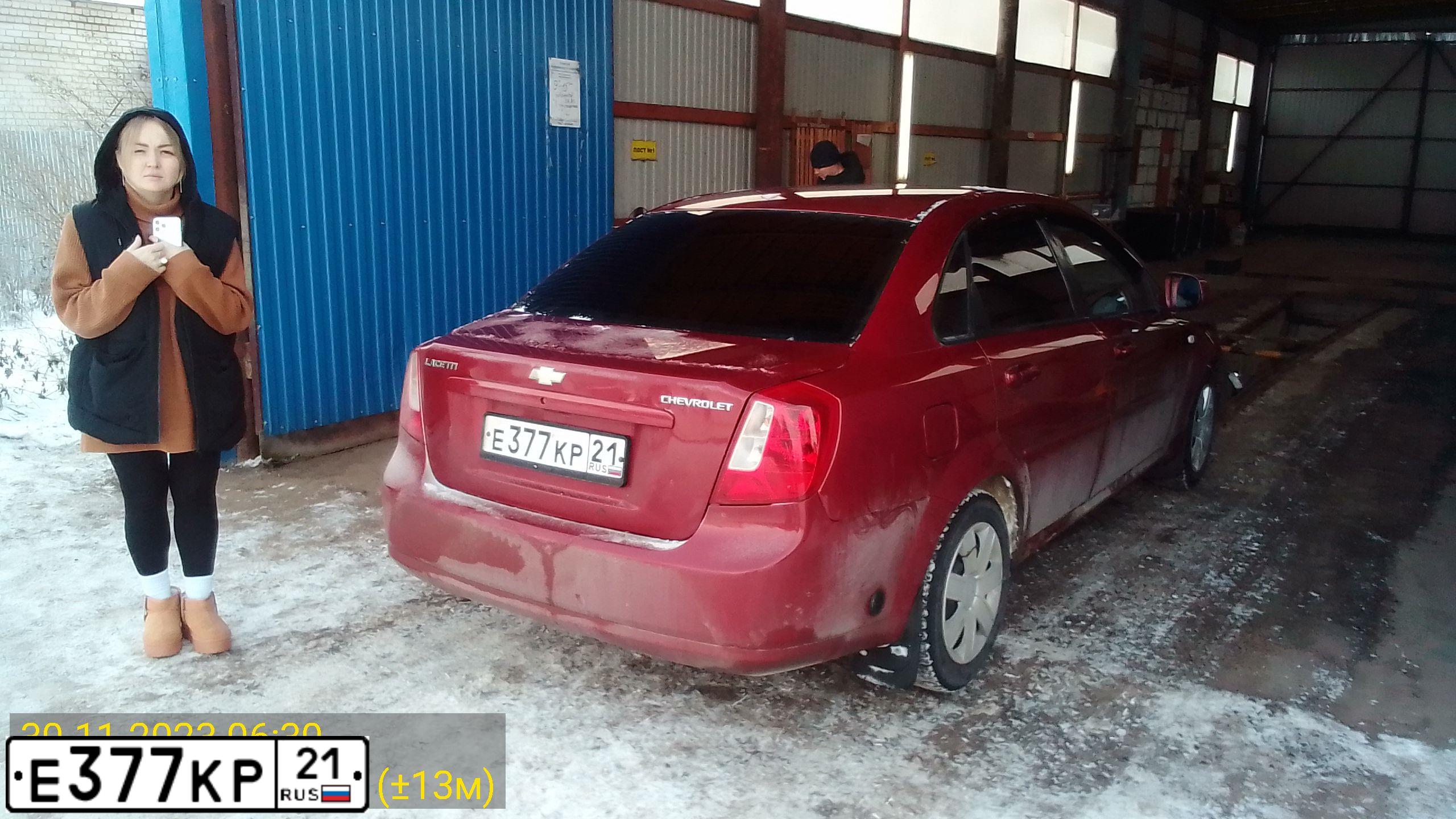 Фото автомобиля CHEVROLET LACETTI, 2011 — госномер Е377КР21. Цвет: КРАСНЫЙ
