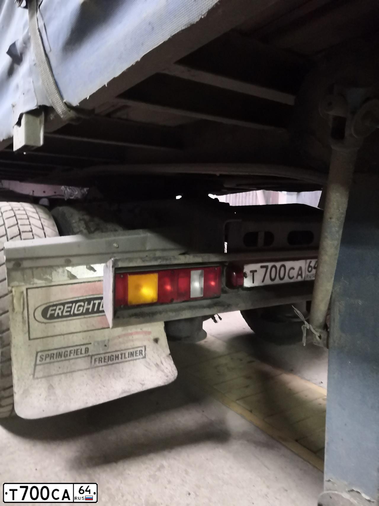 Фото автомобиля FREIGHTLINER FREIGHTLINER  (ГРУЗОВОЙ), 2004 — госномер О993ХХ790. Цвет: Красный