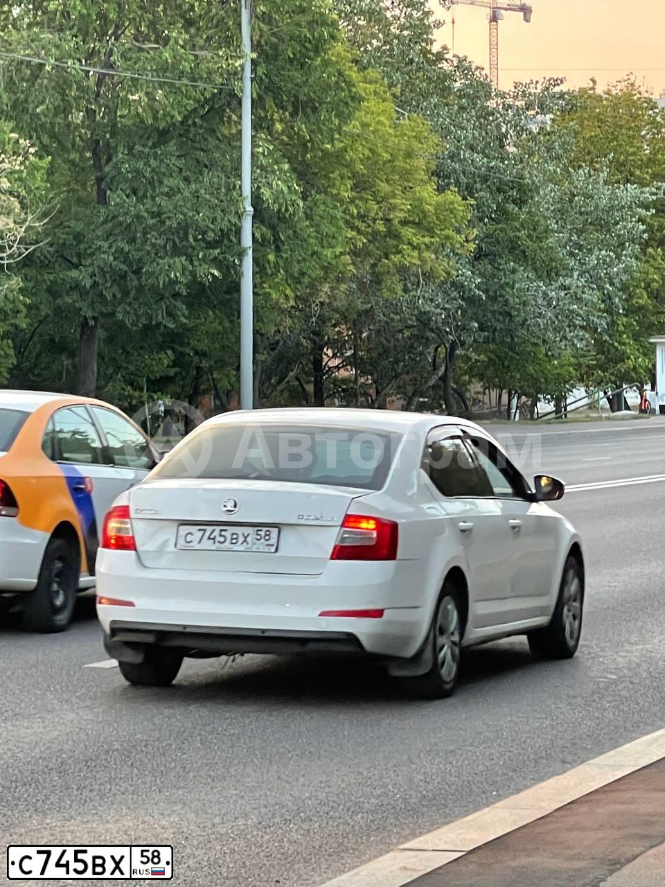 Фото автомобиля SKODA OCTAVIA, 2014 — госномер С745ВХ58. Цвет: Белый