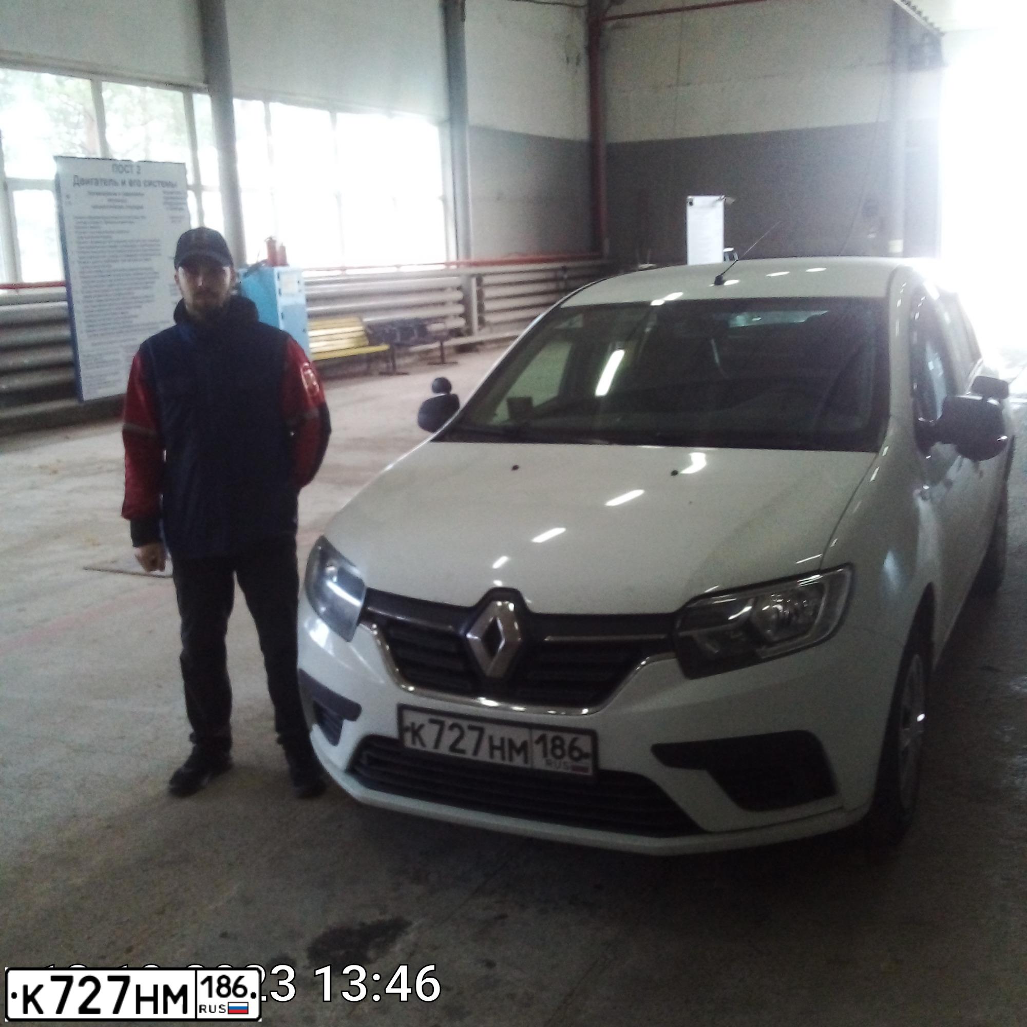 Фото автомобиля RENAULT LOGAN, 2020 — госномер К727НМ186. Цвет: Белый