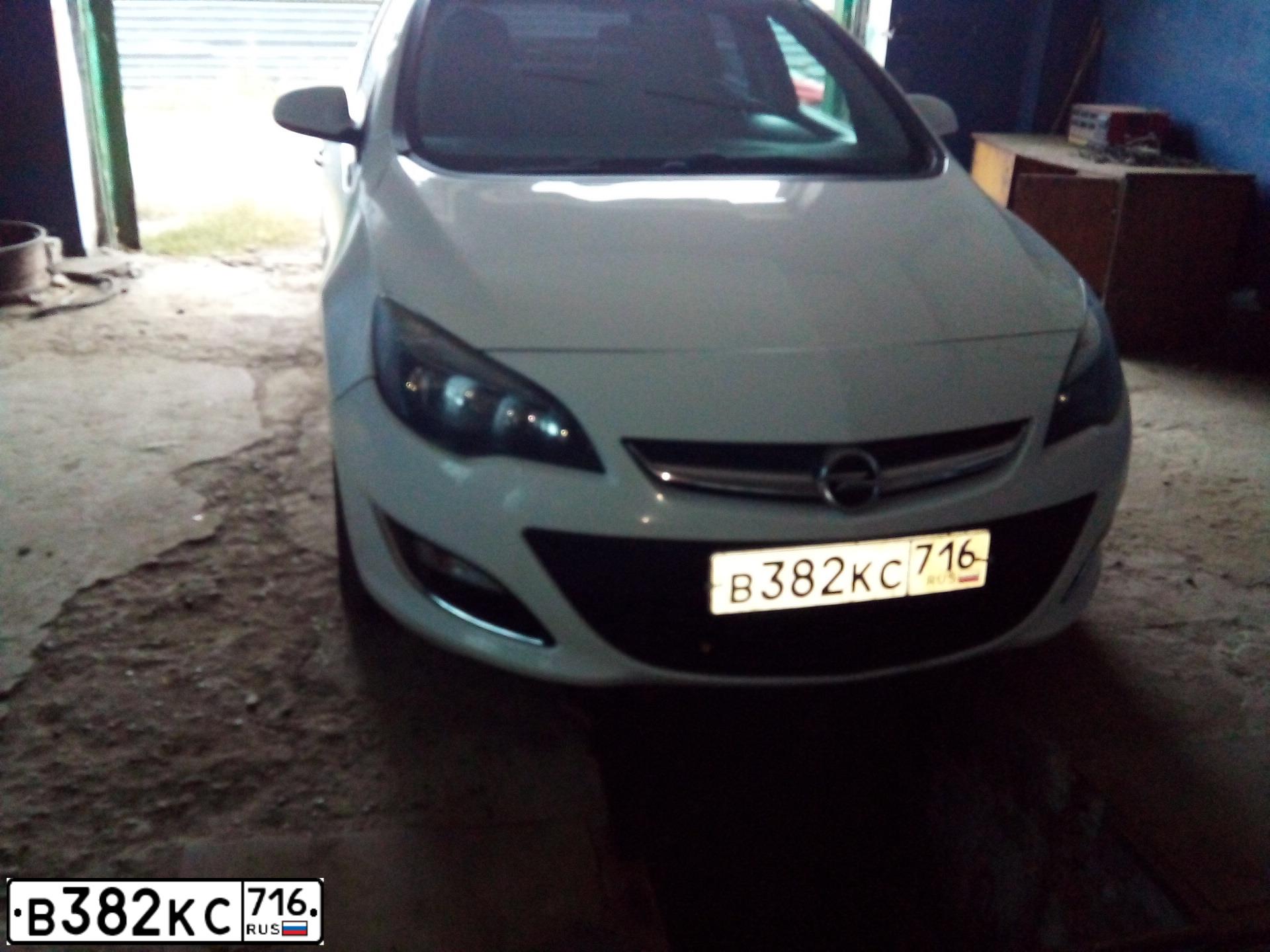 Фото автомобиля OPEL ASTRA, 2013 — госномер В382КС716. Цвет: Белый