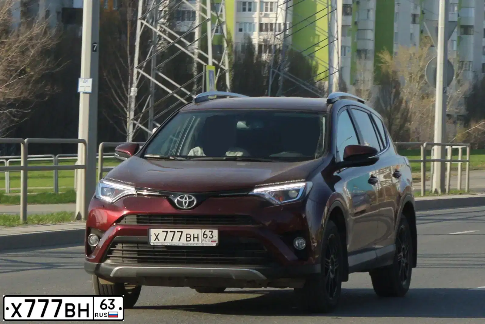 Фото автомобиля TOYOTA RAV4, 2017 — госномер Р027ТМ163. Цвет: ТЕМНО-КРАСНЫЙ МЕТАЛЛИК