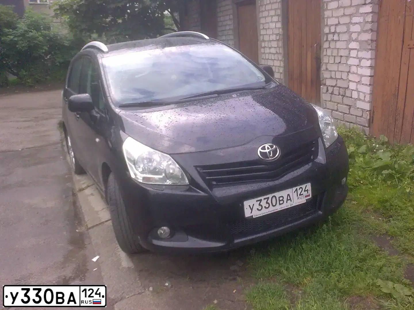 Фото автомобиля TOYOTA VERSO, 2010 — госномер У330ВА124. Цвет: ЧЕРНЫЙ