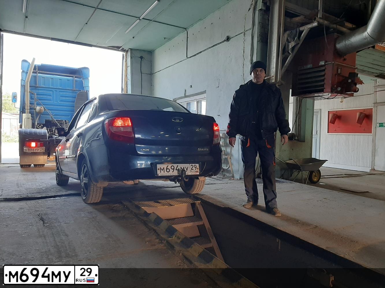 Фото автомобиля LADA 2190 GRANTA, 2012 — госномер О491КУ29. Цвет: СЕРО-СИНИЙ