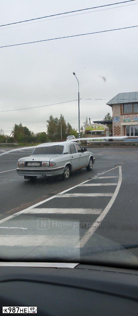 Фото автомобиля GAZ 3110 WOLGA, 2000 — госномер К987НЕ69. Цвет: БЕЛЫЙ