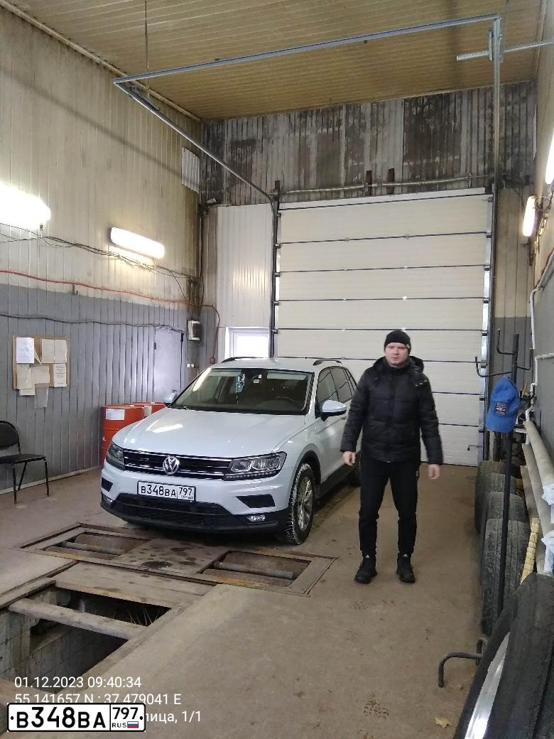 Фото автомобиля VOLKSWAGEN TIGUAN, 2020 — госномер О266МВ790. Цвет: Белый