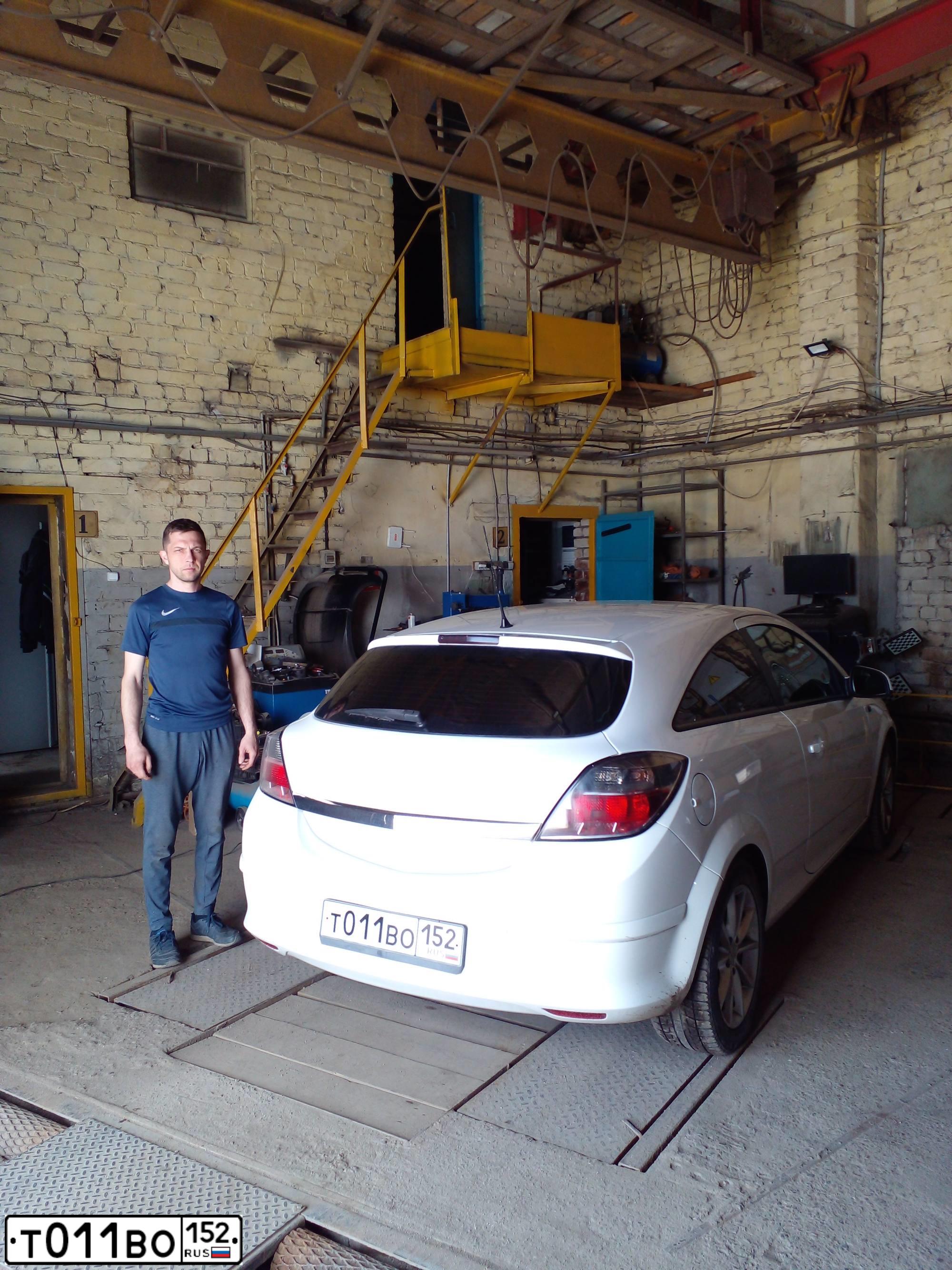 Фото автомобиля OPEL ASTRA, 2010 — госномер Т011ВО152. Цвет: Белый