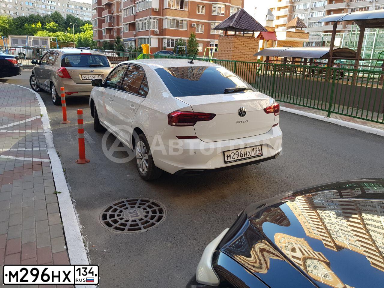 Фото автомобиля VOLKSWAGEN POLO, 2022 — госномер Е527НМ193. Цвет: Белый
