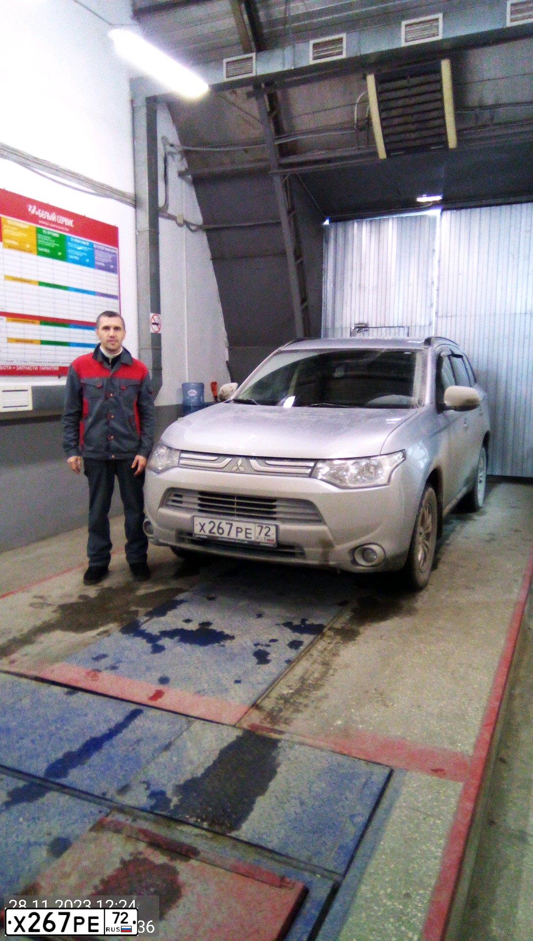 Фото автомобиля MITSUBISHI OUTLANDER, 2012 — госномер Х267РЕ72. Цвет: СЕРЕБРИСТЫЙ