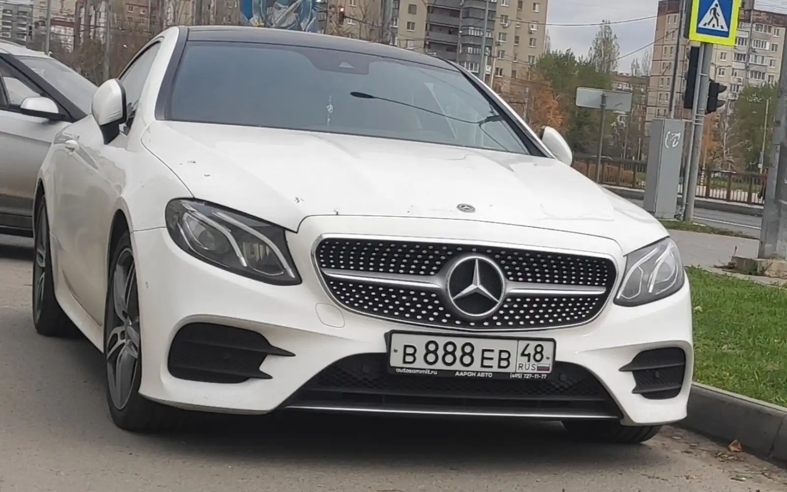 Фото автомобиля MERCEDES E-KLASSE, 2018 — госномер В888ЕВ48. Цвет: Белый