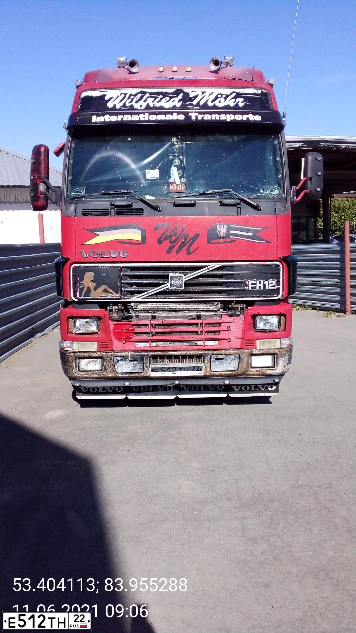 Фото автомобиля VOLVO SERIE FH /4X2/, 1998 — госномер Е512ТН22. Цвет: ВИШНЕВЫЙ