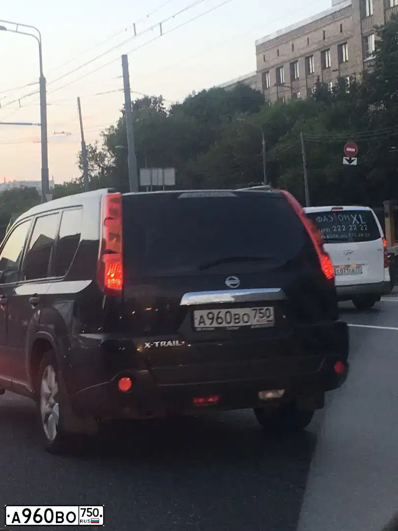 Фото автомобиля NISSAN X-TRAIL, 2007 — госномер О971ВР44. Цвет: ЧЕРНЫЙ