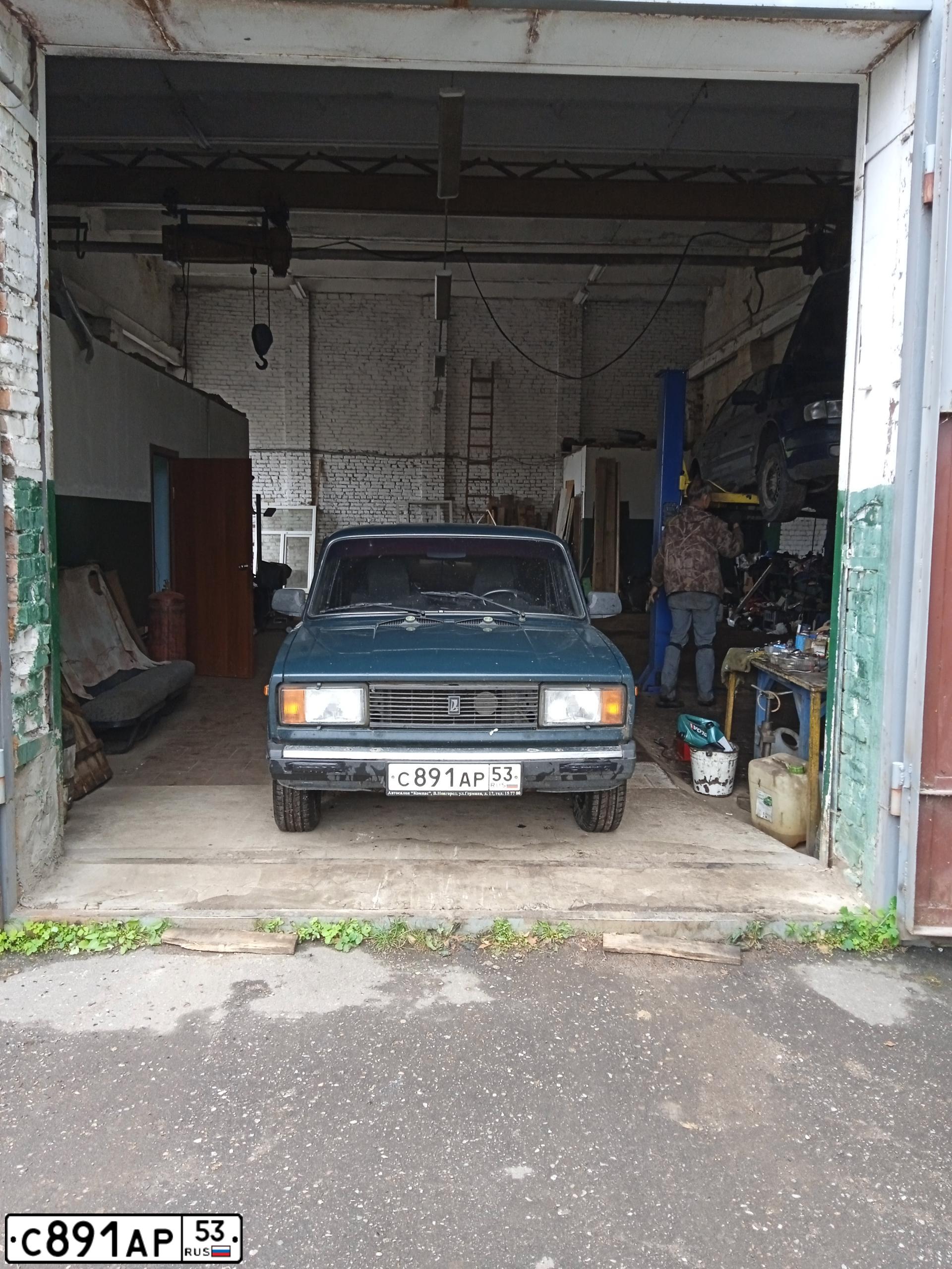 Фото автомобиля LADA 2104, 1989 — госномер А424СВ53. Цвет: КРАСНЫЙ