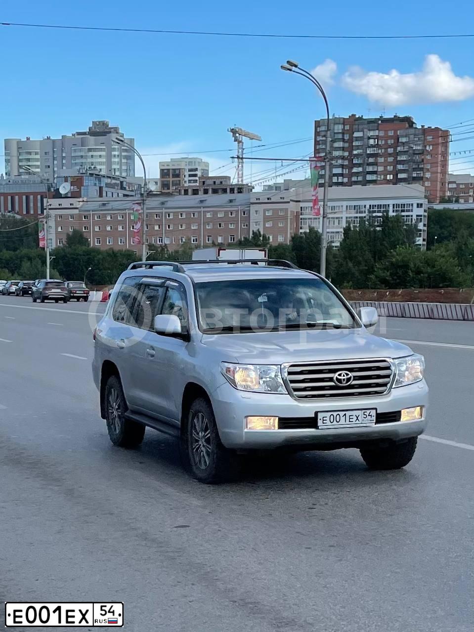 Фото автомобиля INFINITI QX80 /QX56/, 2005 — госномер Т874АТ154. Цвет: ТЕМНО СЕРЫЙ