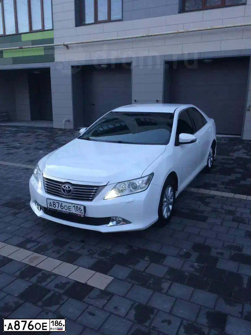 Фото автомобиля TOYOTA CAMRY, 2012 — госномер А876ОЕ186. Цвет: Белый