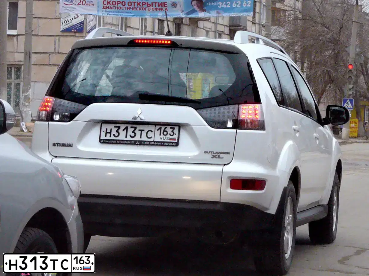 Фото автомобиля MITSUBISHI OUTLANDER, 2010 — госномер Е481ОС154. Цвет: БЕЛЫЙ