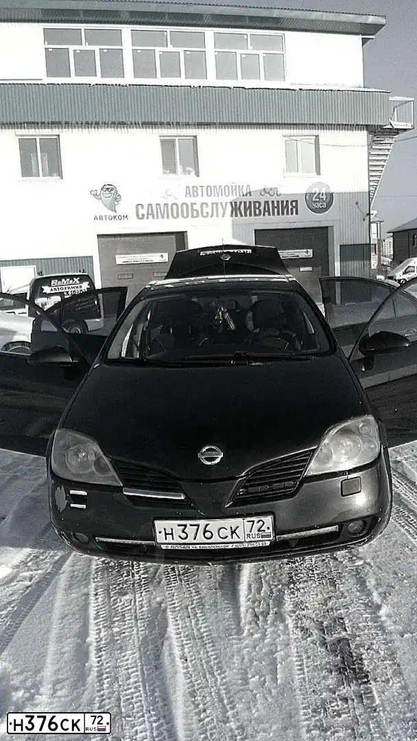 Фото автомобиля NISSAN PRIMERA, 2005 — госномер Е185РС186. Цвет: ЧЕРНЫЙ