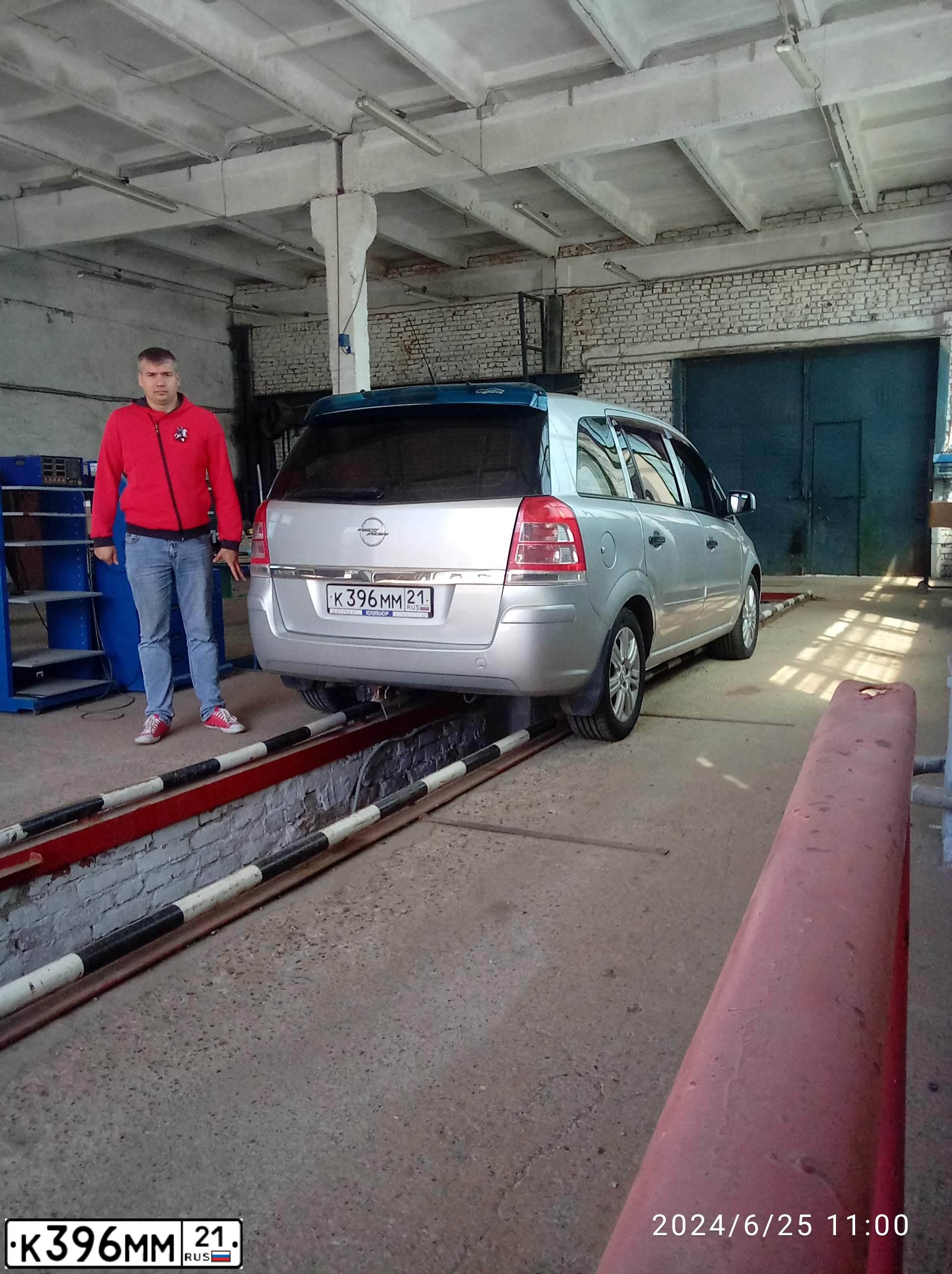 Фото автомобиля OPEL ZAFIRA, 2010 — госномер К396ММ21. Цвет: СЕРЕБРИСТЫЙ