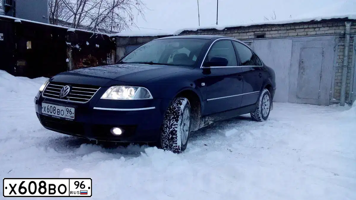 Фото автомобиля VOLKSWAGEN PASSAT, 2002 — госномер Х608ВО96. Цвет: ТЕМНО-СИНИЙ