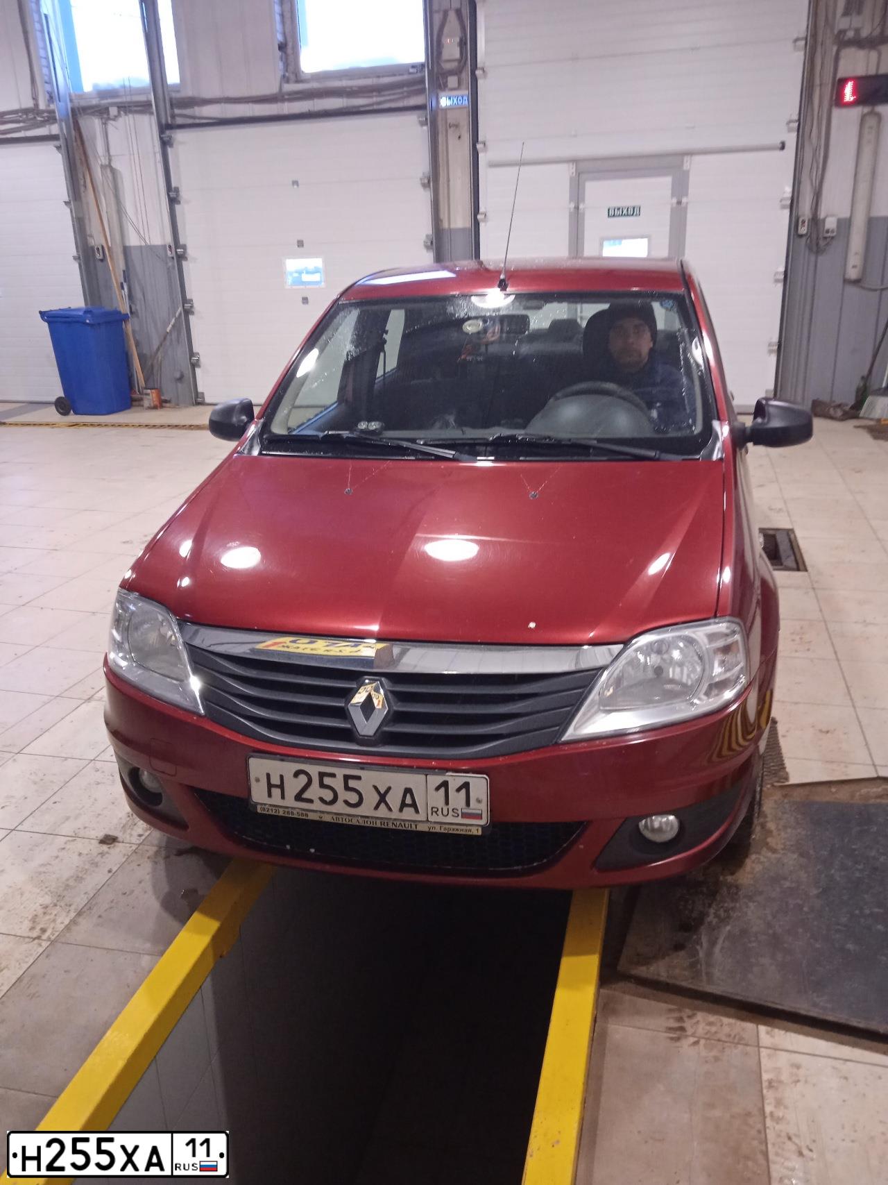 Фото автомобиля RENAULT LOGAN, 2010 — госномер Н255ХА11. Цвет: Красный