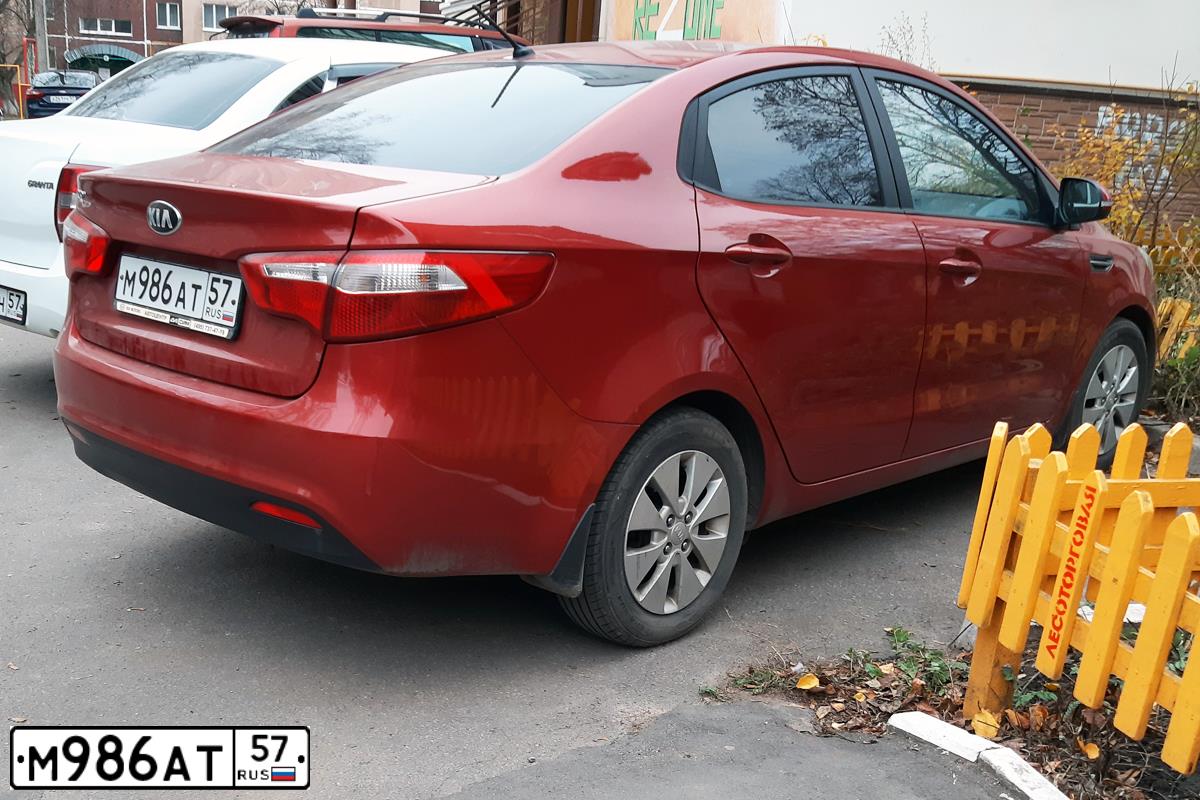 Фото автомобиля KIA RIO, 2013 — госномер Е566АУ777. Цвет: Красный