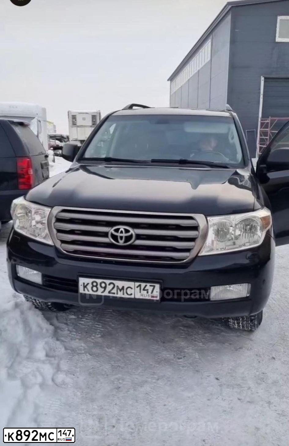 Фото автомобиля TOYOTA LANDCRUISER 200, 2010 — госномер О008ОО78. Цвет: ЧЕРНЫЙ