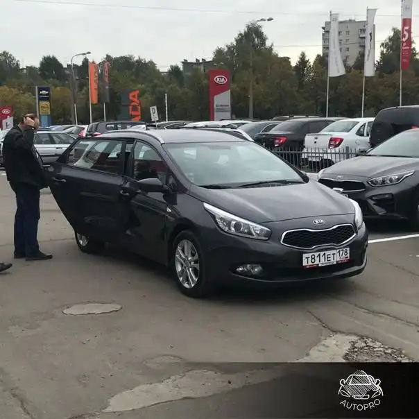 Фото автомобиля KIA CEE'D, 2015 — госномер Т811ЕТ178. Цвет: СЕРЫЙ