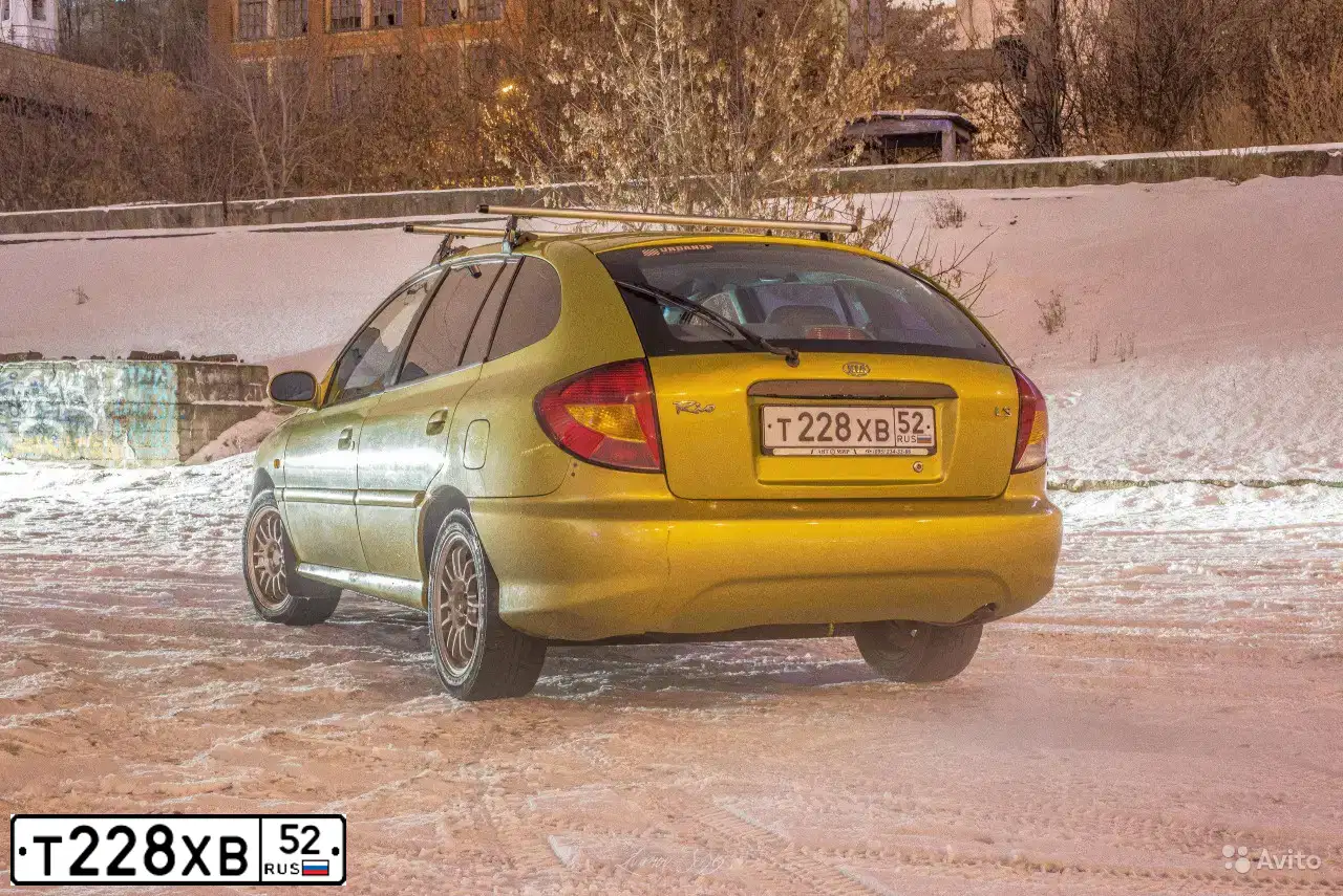 Фото автомобиля KIA RIO, 2002 — госномер Т228ХВ152. Цвет: ЖЁЛТЫЙ