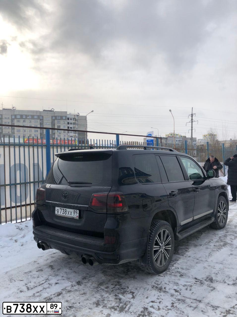 Фото автомобиля TOYOTA LANDCRUISER 200, 2015 — госномер В738ХХ89. Цвет: ЧЕРНЫЙ