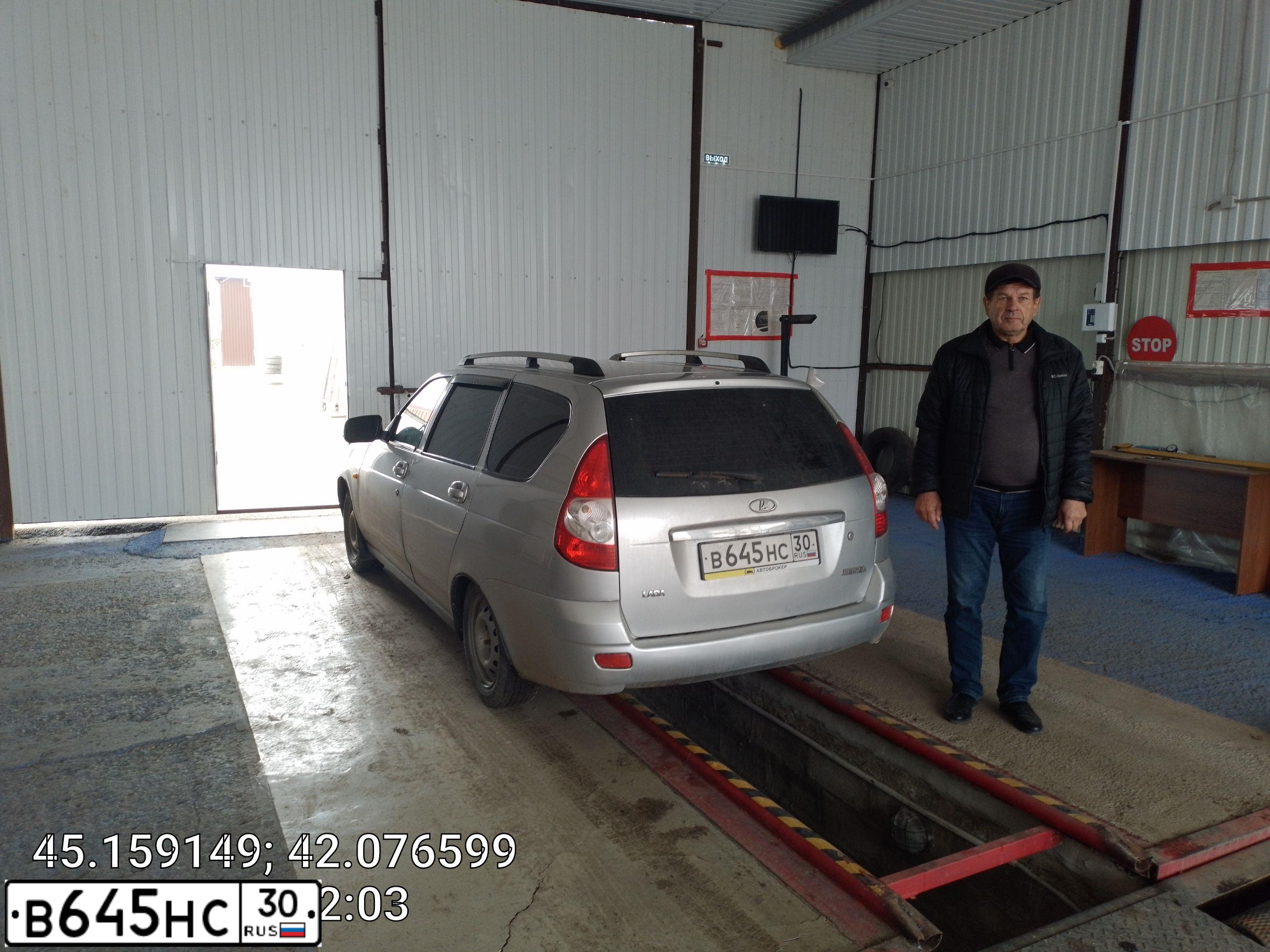Фото автомобиля LADA PRIORA, 2010 — госномер Н263ВХ126. Цвет: СВЕТЛО-СЕРЕБРИСТЫЙ  МЕТАЛЛИК