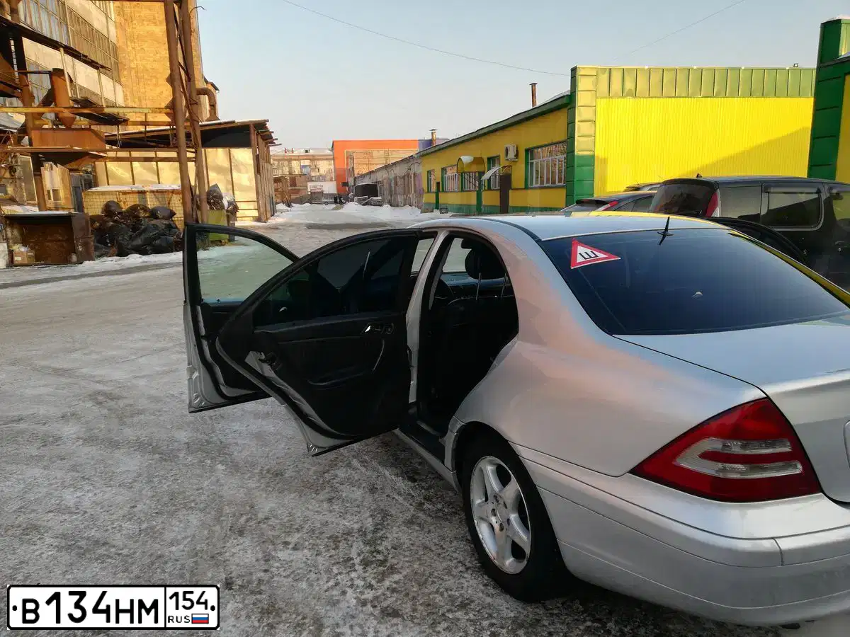 Фото автомобиля MERCEDES C-KLASSE, 2000 — госномер Х084КС19. Цвет: БЕЛЫЙ СЕРЕБРИСТЫЙ