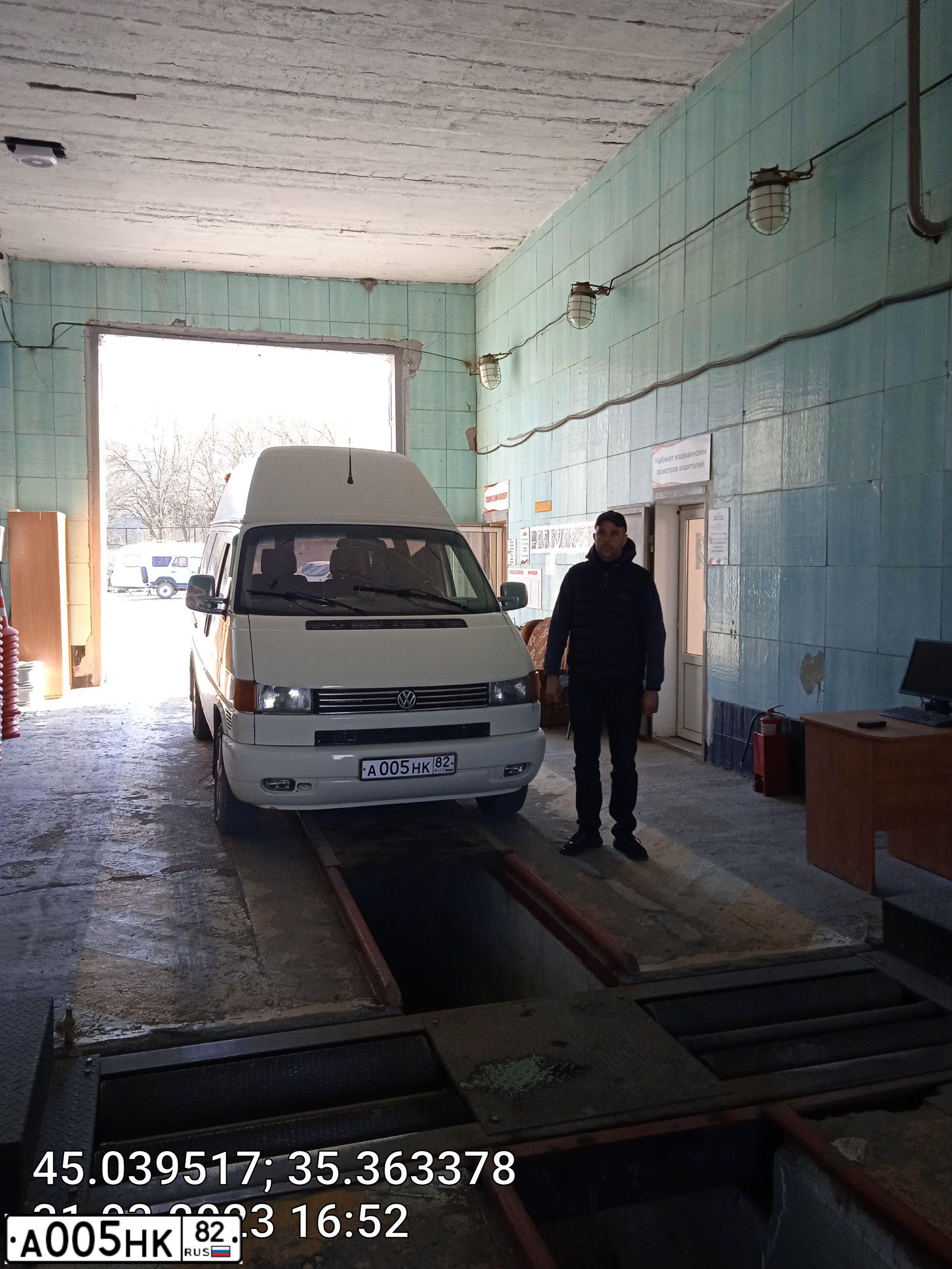 Фото автомобиля VOLKSWAGEN TRANSPORTER, 2001 — госномер А005НК82. Цвет: Белый