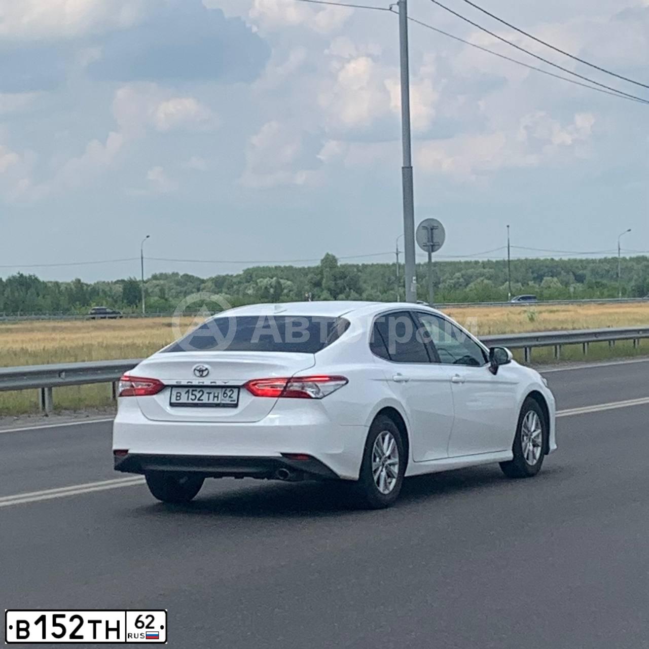 Фото автомобиля TOYOTA CAMRY, 2020 — госномер В152ТН62. Цвет: Белый