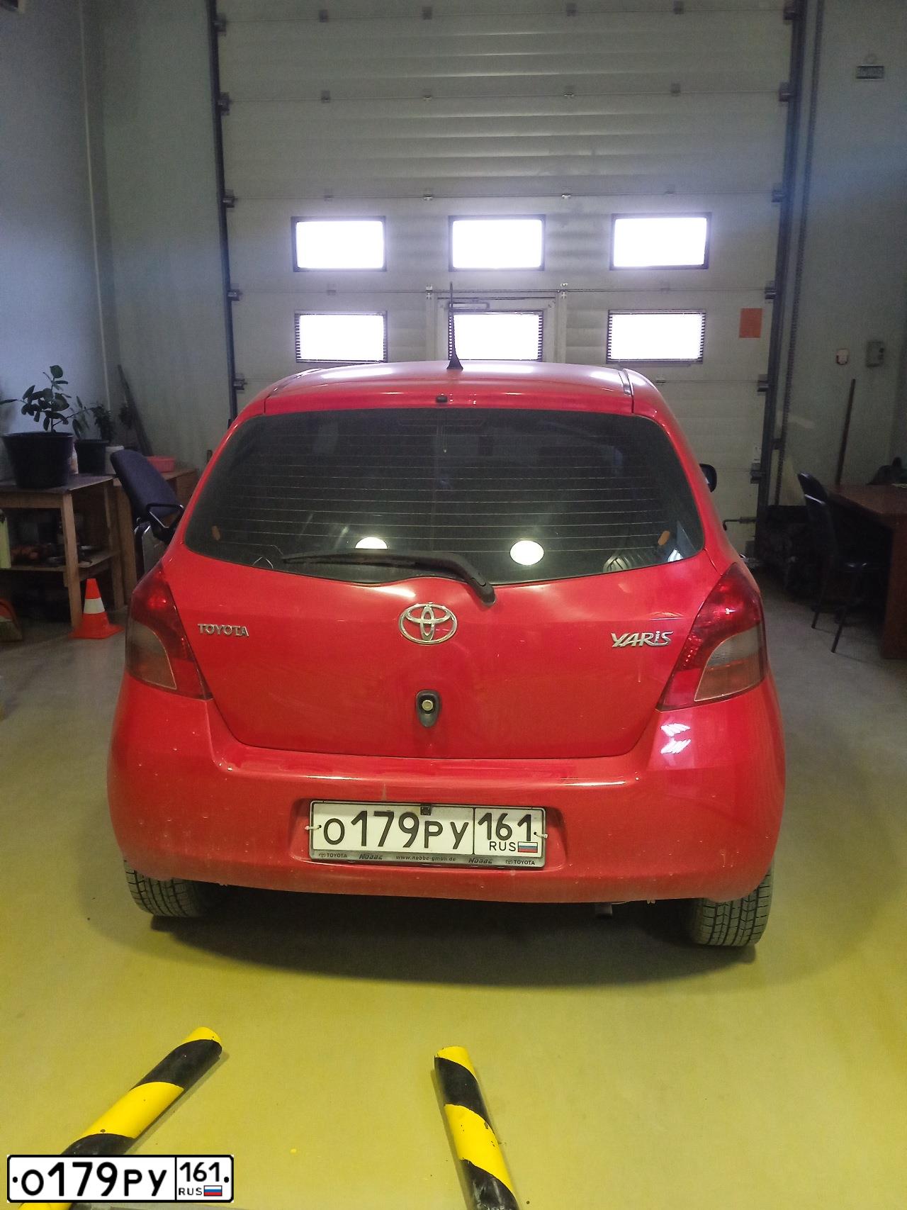 Фото автомобиля TOYOTA YARIS, 2008 — госномер О179РУ161. Цвет: Красный