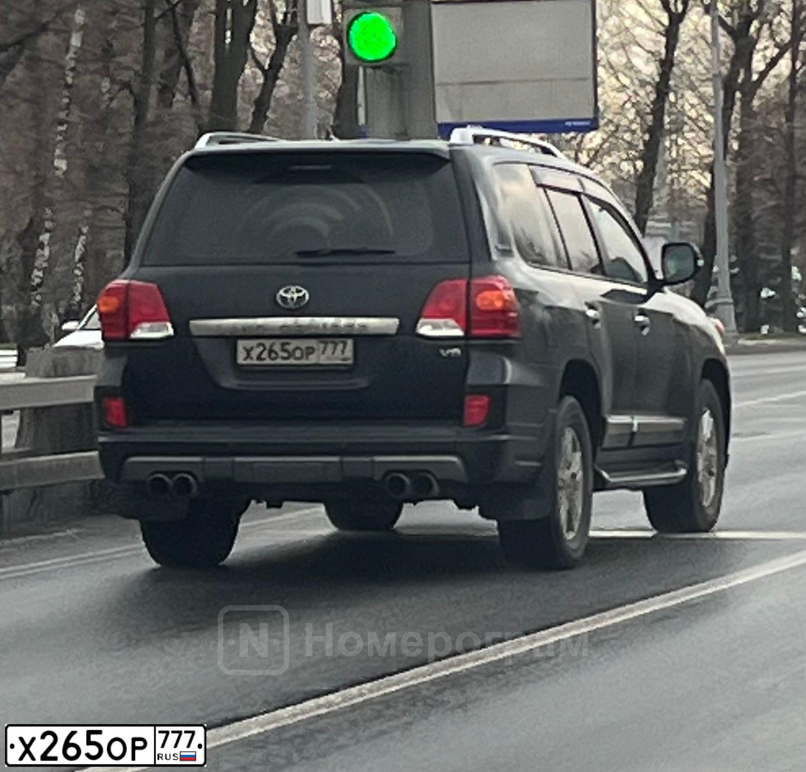 Фото автомобиля TOYOTA LANDCRUISER 200, 2015 — госномер Х265ОР777. Цвет: ЧЕРНЫЙ