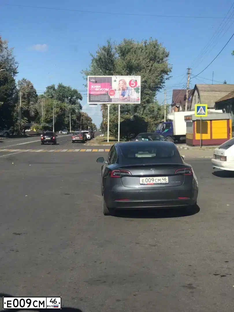 Фото автомобиля TESLA 3, 2018 — госномер Р230СУ198. Цвет: СЕРЫЙ