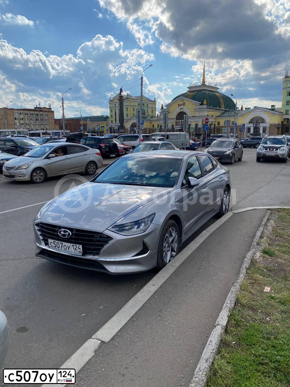 Фото автомобиля HYUNDAI SONATA, 2020 — госномер Р329НА154. Цвет: СЕРЫЙ