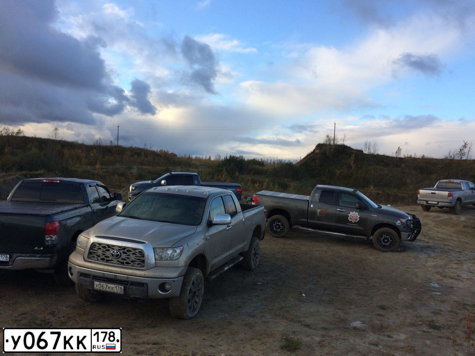 Фото автомобиля TOYOTA TUNDRA, 2007 — госномер А007ТР98. Цвет: ЗОЛОТИСТЫЙ