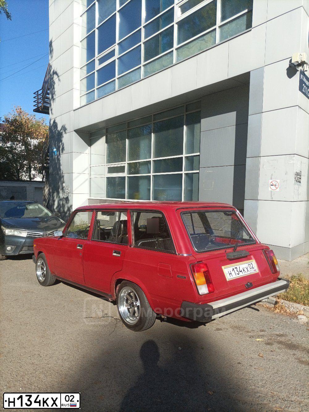 Фото автомобиля LADA 2104, 1991 — госномер О004ЕМ702. Цвет: ВИШНЕВЫЙ