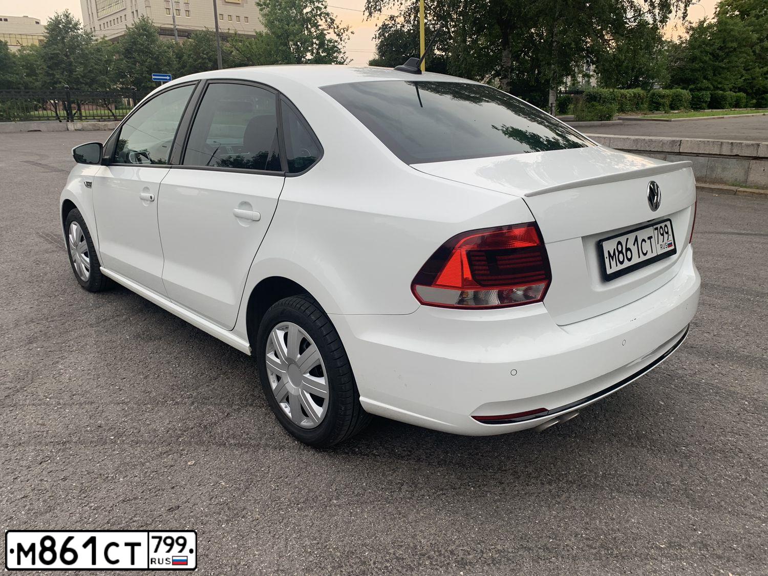 Фото автомобиля VOLKSWAGEN POLO, 2018 — госномер М861СТ799. Цвет: Белый