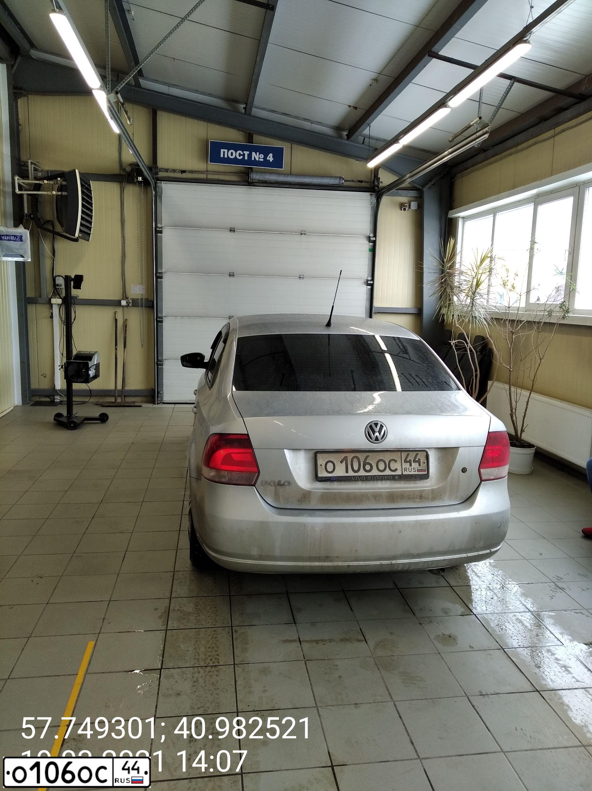 Фото автомобиля VOLKSWAGEN POLO, 2011 — госномер О106ОС44. Цвет: серебристый