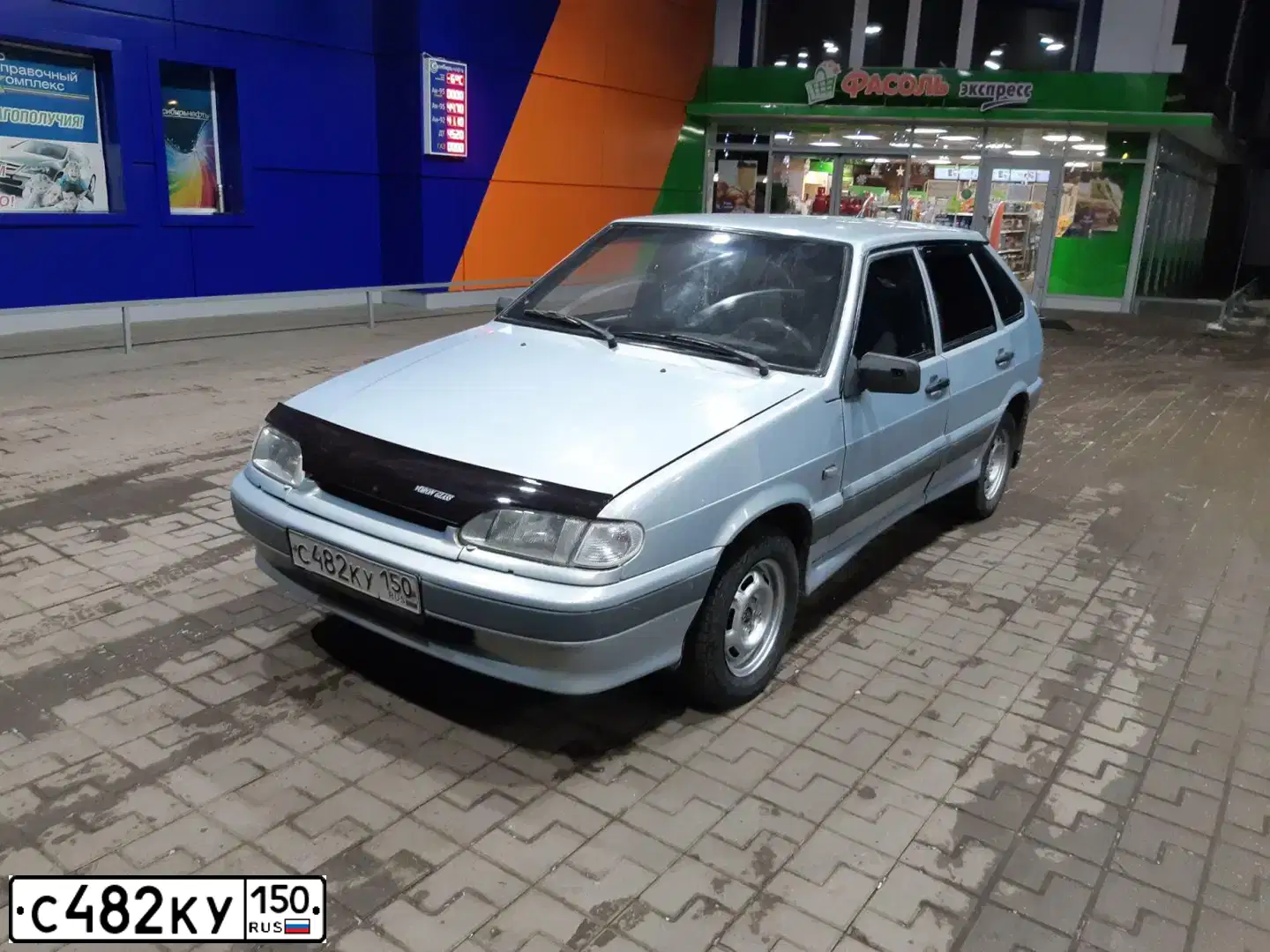 Фото автомобиля LADA 2114, 2007 — госномер Е103МН790. Цвет: Серебристо-Желто-Голубой