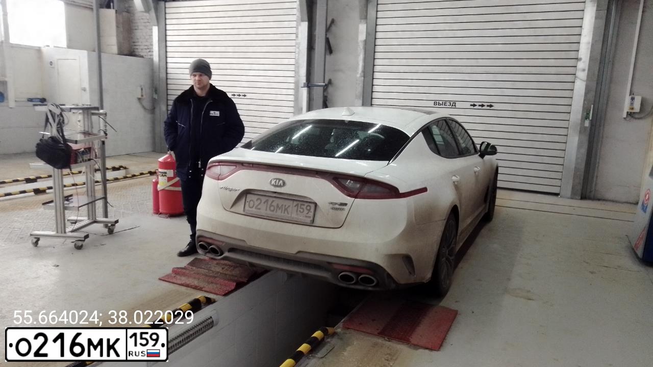 Фото автомобиля KIA STINGER, 2018 — госномер Р432ХА40. Цвет: Белый