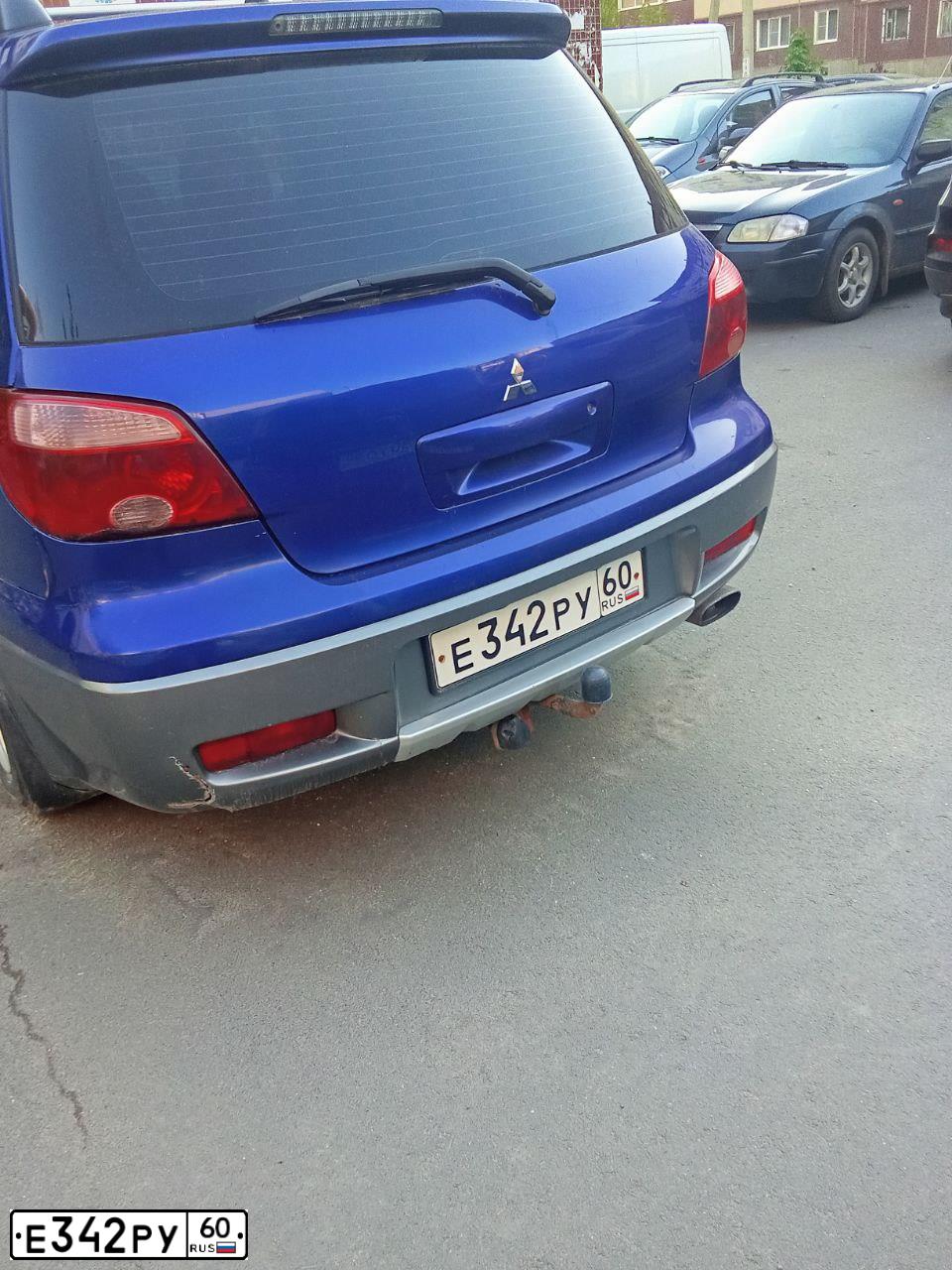Фото автомобиля MITSUBISHI OUTLANDER, 2006 — госномер Е342РУ60. Цвет: синий