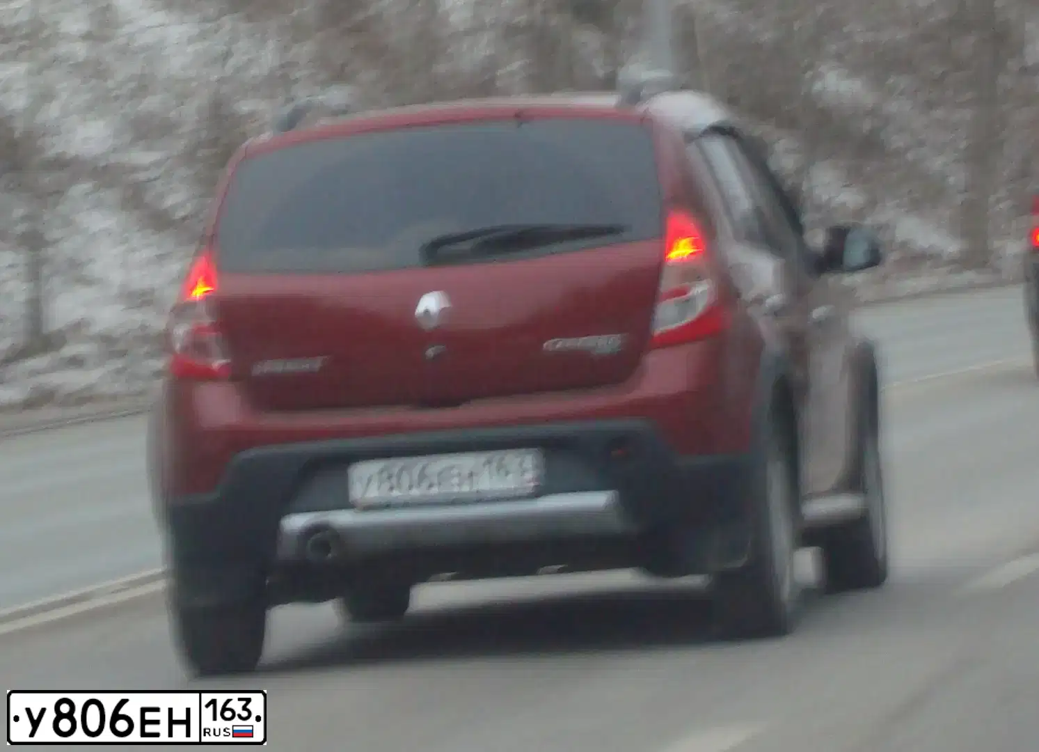 Фото автомобиля RENAULT SANDERO, 2011 — госномер В329ТВ763. Цвет: Красный
