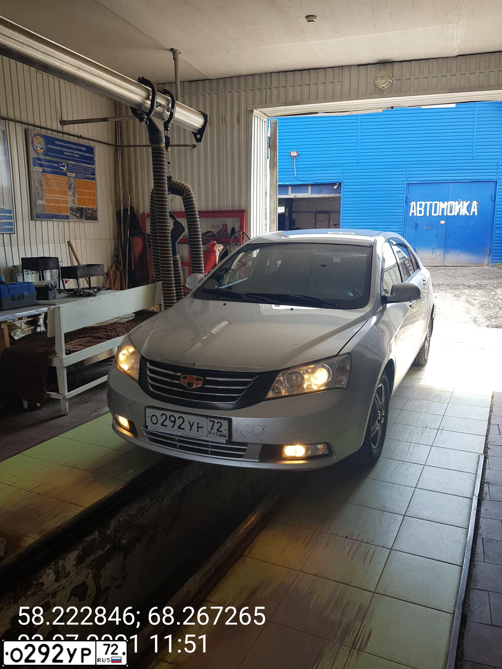 Фото автомобиля GEELY EMGRAND, 2013 — госномер О292УР72. Цвет: СЕРЕБРО