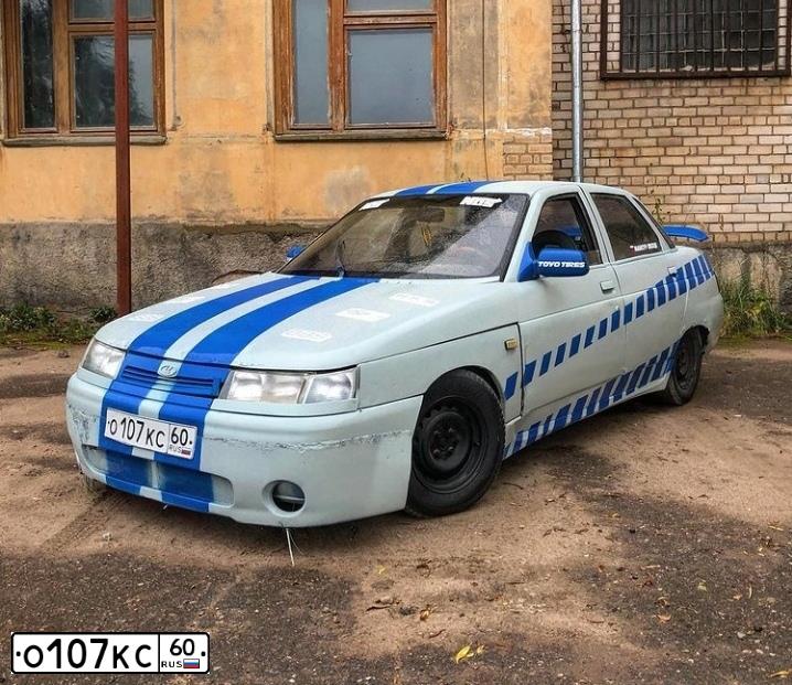 Фото автомобиля LADA 2110, 2000 — госномер О107КС60. Цвет: ФИОЛЕТОВЫЙ