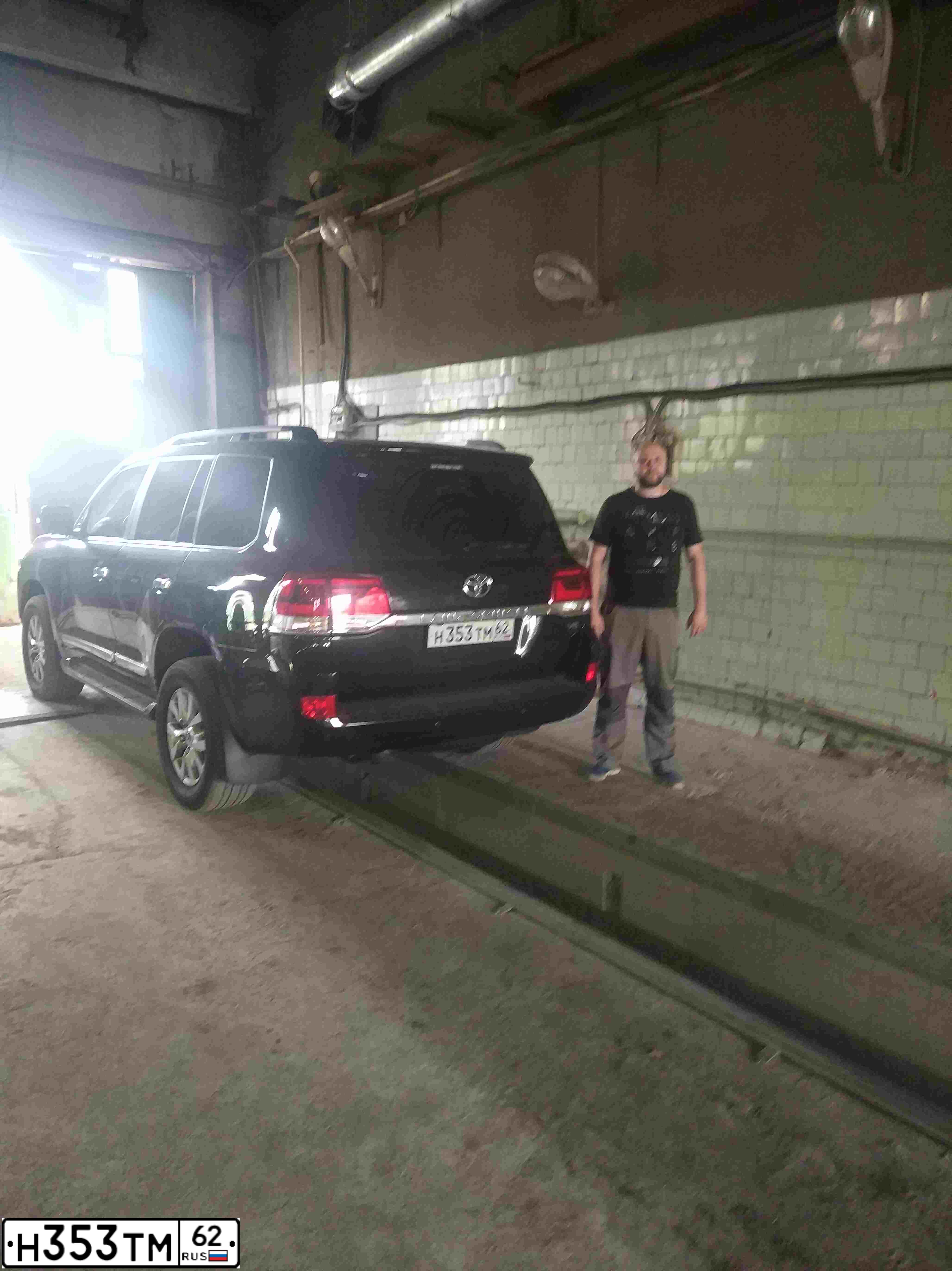 Фото автомобиля TOYOTA LANDCRUISER 200, 2013 — госномер Е799ВН799. Цвет: ЧЕРНЫЙ