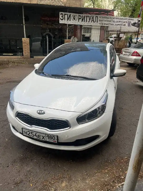 Фото автомобиля KIA CEE'D, 2015 — госномер Н254ЕХ180. Цвет: Белый