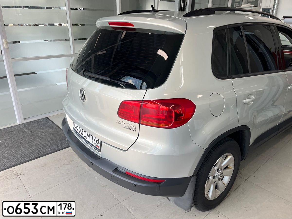 Фото автомобиля VOLKSWAGEN TIGUAN, 2013 — госномер Т773ВР198. Цвет: СЕРЕБРИСТО-ЖЕЛТЫЙ